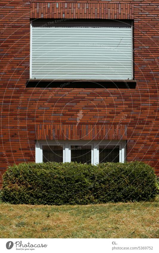 UT Bock auf Bochum | rollo, geschlossen Fenster Rollo Hecke spießig Privatsphäre Haus Rasen Wand trist abweisend Ordnung Sichtschutz