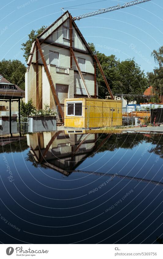 UT Bock auf Bochum | die wand Haus Baustelle Hauswand Kran Reflexion & Spiegelung Hausbau bauen Immobilienmarkt Fassade Architektur Container skurril Eigenheim