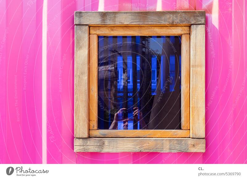 UT Bock auf Bochum | fenster im container Fenster Fotografieren Reflexion & Spiegelung Spiegelbild Container pink Holzrahmen