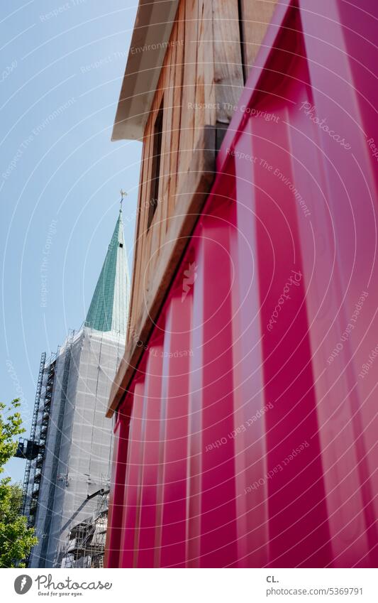 UT Bock auf Bochum | container und kirche Kirche Architektur Container pink Religion & Glaube Gebäude Außenaufnahme Himmel Gegensatz Baustelle Sanierung Gerüst