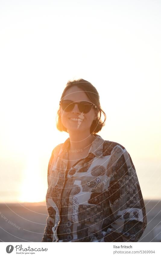 SOMMERGEFUEHLE - SONNE GENIESSEN Sonnenlicht Sonnenbrille Frau 30-35 Jahre kurzhaarig Abenddämmerung Strand Meer Erwachsene Farbfoto Außenaufnahme brünett