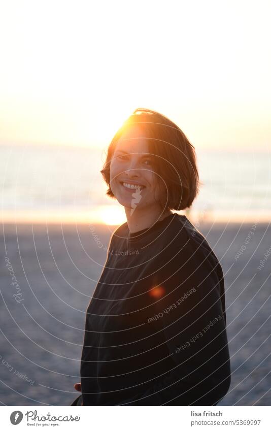 VON DER SONNE GEKUESST Frau 30-35 Jahre brünett kurzhaarig Sonnenstrahlen Sonnenuntergang Sonnenuntergang am Strand Erwachsene Farbfoto Außenaufnahme