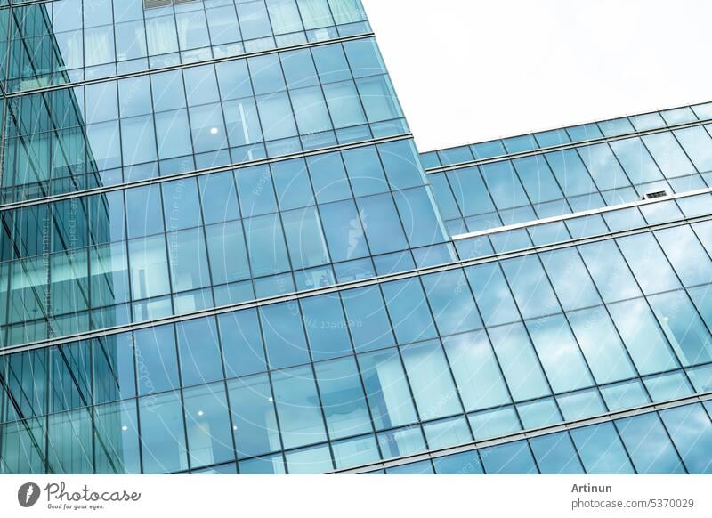 Modernes nachhaltiges Bürogebäude aus Glas. Außenansicht der Unternehmenszentrale Glasgebäude Architektur. Energieeffizientes Gebäude. Financial Business Center Turm. Glasfenster des Unternehmens.