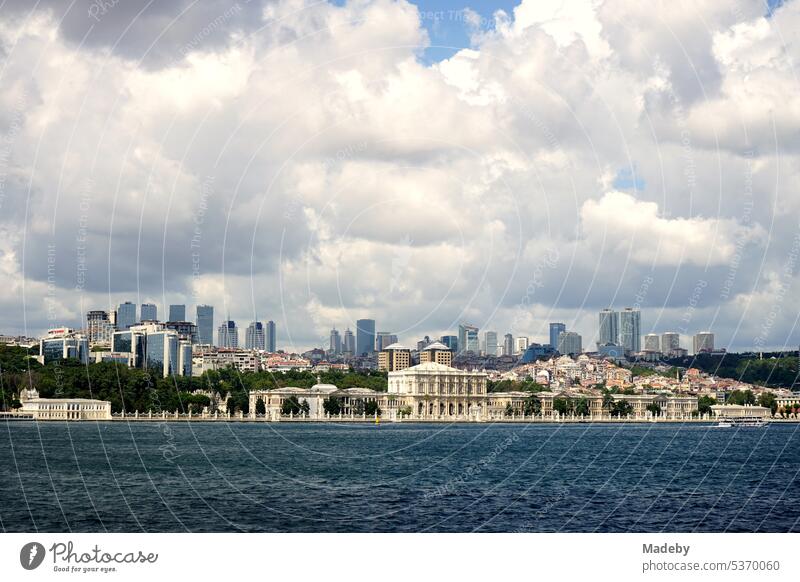 Blick von der Fähre nach Üsküdar auf den Dolmabahce Palast im Stadtteil Besiktas im Sommer mit Wolken und Sonnenschein in Istanbul am Bosporus in der Türkei