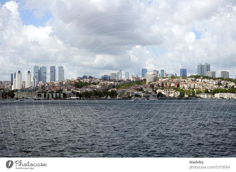 Blick von der Fähre nach Üsküdar auf den Dolmabahce Palast im Stadtteil Besiktas im Sommer mit Wolken und Sonnenschein in Istanbul am Bosporus in der Türkei