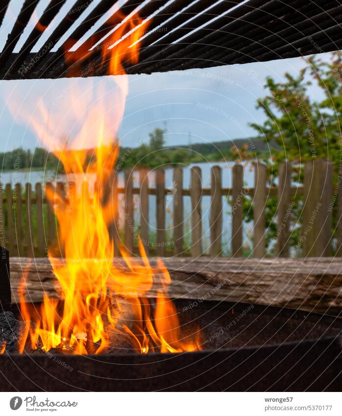 wärmendes | ein Lagerfeuer anzünden Thementag Lagerfeuerstimmung Lagerfeuerromantik Flammen Feuer Camping See am See Stimmung stimmungsvoll Kindheit