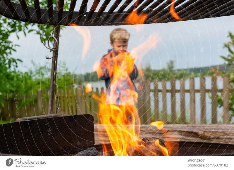 wärmendes | Lagerfeuer Thementag Lagerfeuerstimmung Lagerfeuerromantik Grillen Flammen Feuer Camping See am See Stimmung stimmungsvoll Kind Kindheit