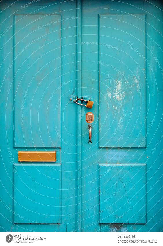 Türkisfarbene Holztür mit einem Vorhängeschloss Zugriffskontrolle zugeklappt geschlossene Tür Nahaufnahme Türknauf Eingang Gate Schlüsselloch Schloss alt sicher