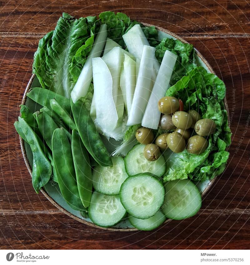 gemüseteller grün Gemüse Teller Salat Gurke Oliven Erbsen Gesundheit Gesunde Ernährung Bioprodukte Vegane Ernährung frisch Vegetarische Ernährung Lebensmittel