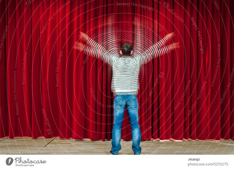 Impro Bewegungsunschärfe Kunstlicht rot Vorhang Bühne 1 Erwachsene Mann Mensch improvisieren Jeanshose Theaterschauspiel außergewöhnlich Veranstaltung
