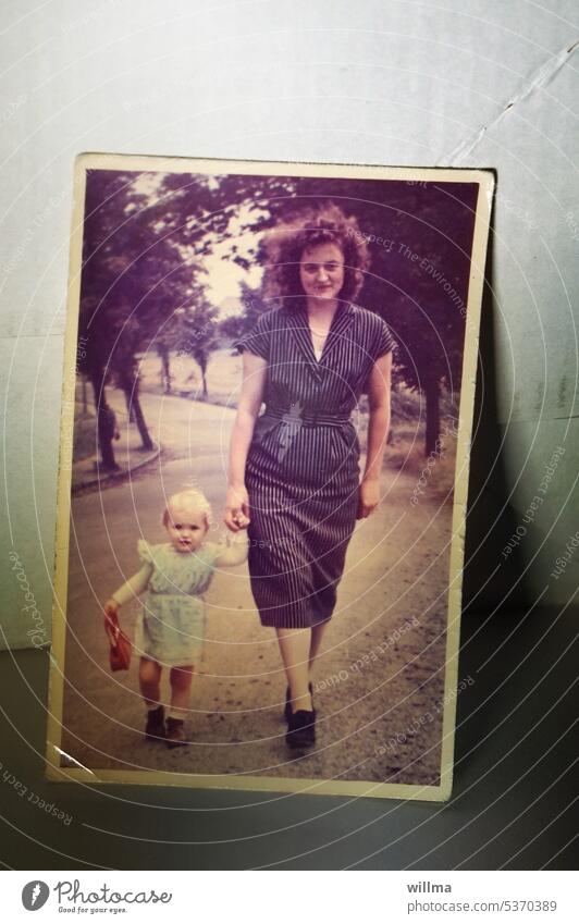 Analoges Farbfoto von 1958, Mutter mit Kleinkind gehen auf einer Allee spazieren Altes Foto Erinnerung Kind Nostalgie analog früher Vergangenheit Kindheit