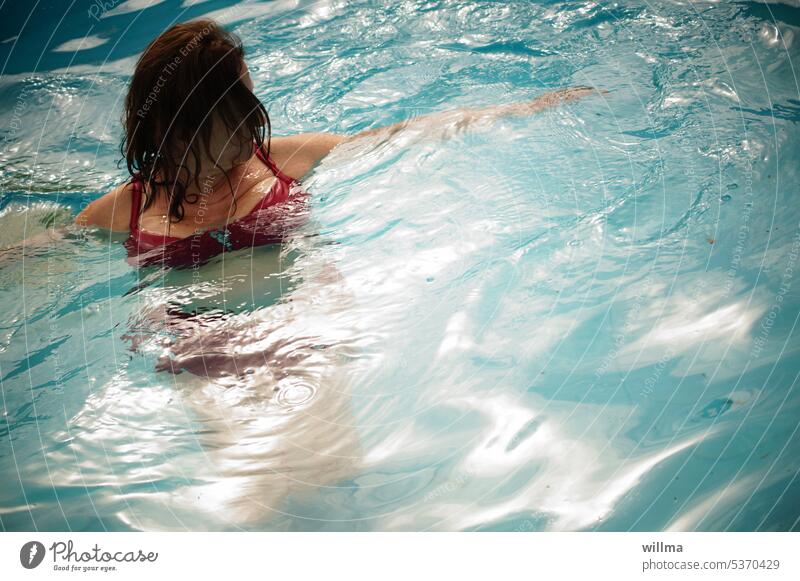 Wer schwimmt, lebt länger. Wer untergeht, nicht. schwimmen baden Swimmingpool Wasser Frau Meer Schwimmen & Baden Pool Erholung Sommer Erfrischung Schwimmbad