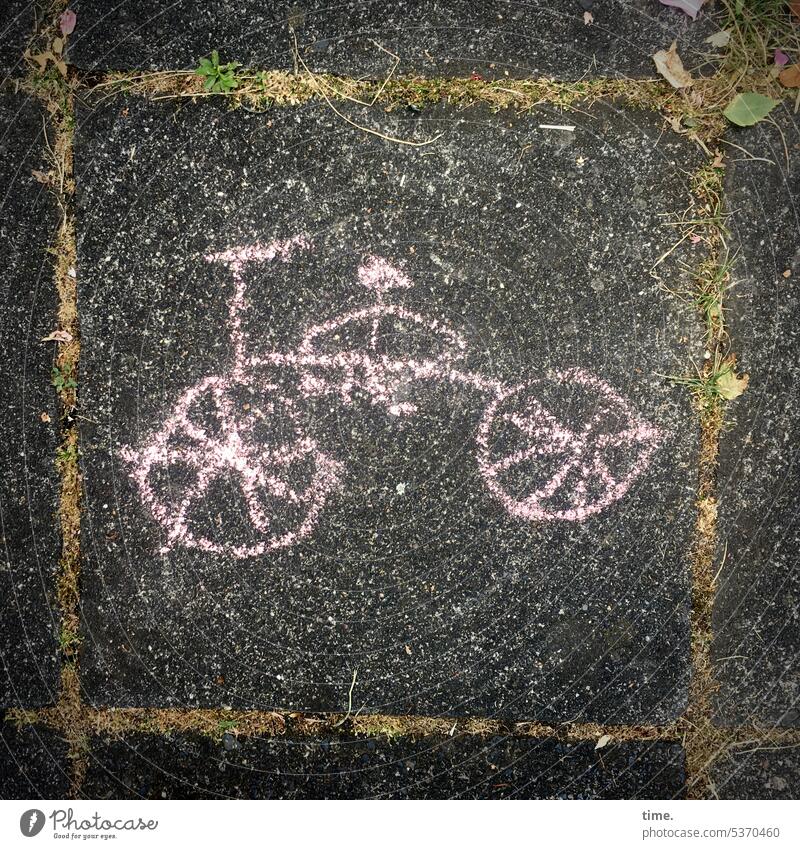 Leinwand der Kindheit I Fahrrad Zeichnung Bodenplatte Gras Kinderzeichnung Gehweg Betonfliese Vogelperperspektive Grafitti Kunst Ausdruck gemalt gezeichnet