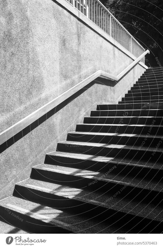 grau in grau | next level Treppe Handlauf Beton sonnig Schatten Treppenabsatz Treppenstufen Treppengeländer Eingangsbereich Ausgangsbereich Wand Mauer urban