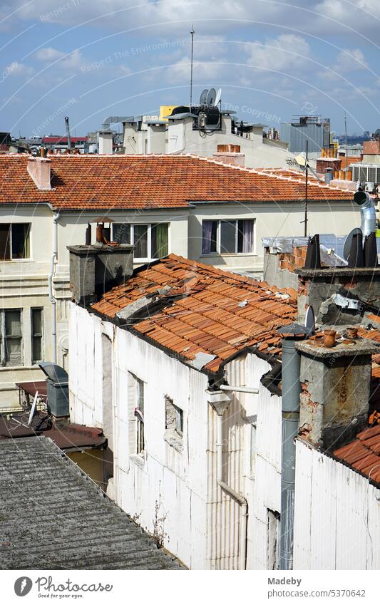 Blick von einer Dachterrasse auf flache Dächer mit roten Ziegeln im Sommer bei Sonnenschein an der Istiklal Caddesi in Taksim im Stadtteil Beyoglu in Istanbul am Bosporus in der Türkei