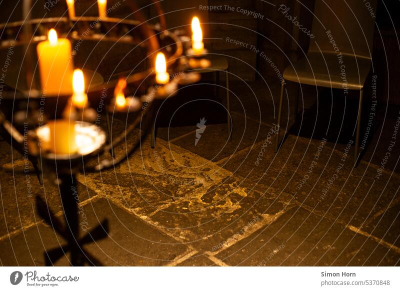 Kerzenschein in altem Bauwerk Kerzenlicht Beleuchtung mittelalterlich Licht im Dunkeln Lichtreflexe Innenraum Größe grell mystisch Lichtschein Lichterscheinung