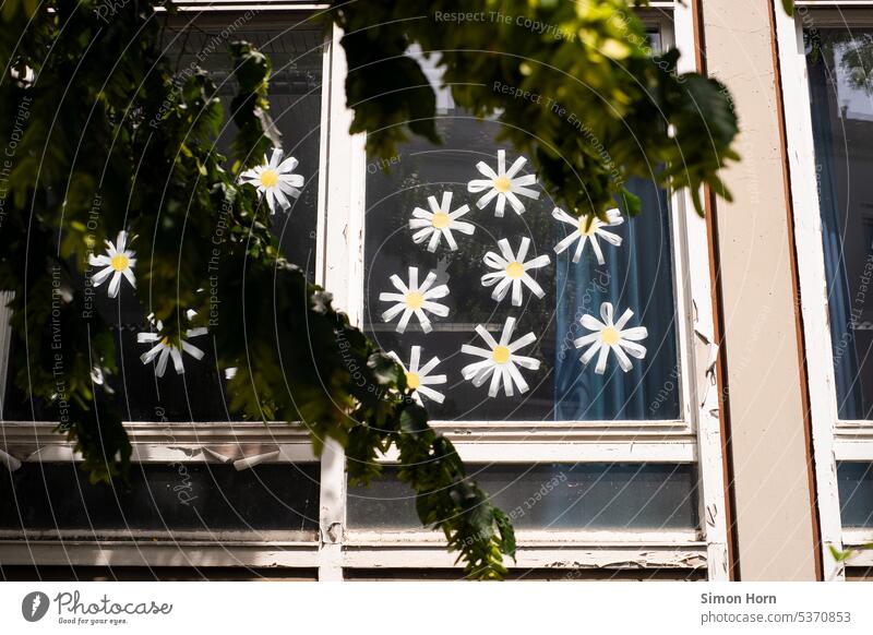 Fenster einer Schule mit gebastelten Blumen an der Scheibe lernen Lernort Bildung Förderung aufblühen Wissen Infrastruktur Bildungsauftrag Schulgebäude basteln