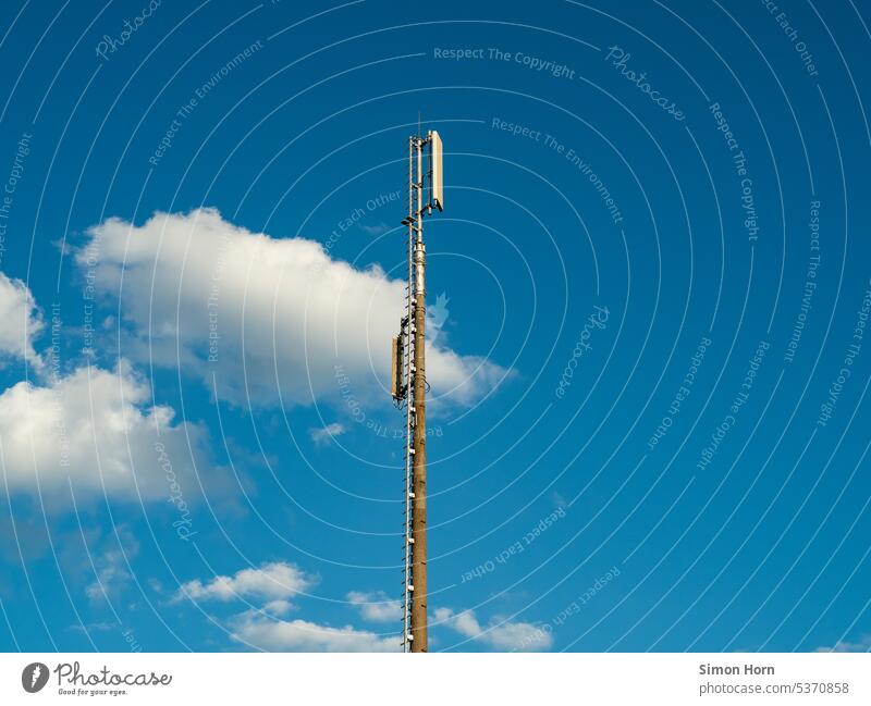 Sendemast vor blauem Himmel Mobilfunk 5G Ausbau Netzabdeckung Empfang Kommunikation Telekommunikation Technik & Technologie Antenne Informationstechnologie