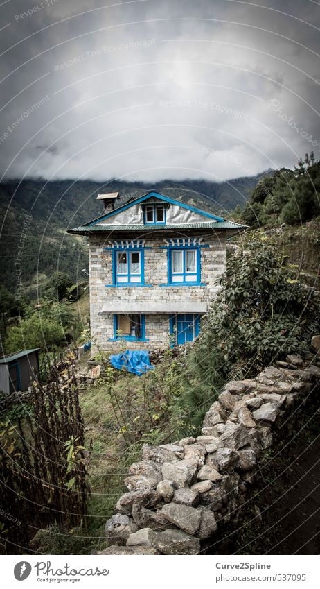 Blue Elements Landschaft Wolken Nebel Berge u. Gebirge Dorf Haus Einfamilienhaus Mauer Wand Fenster Geborgenheit blau Nepal Himalaya Steinmauer Pflanze