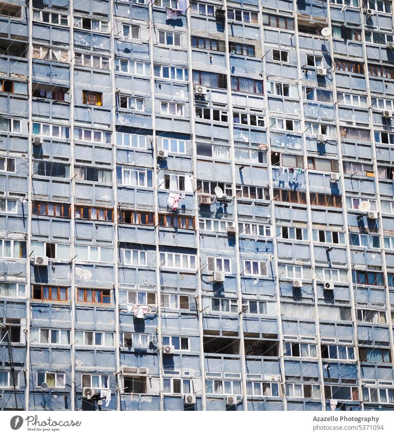 Vollbildansicht der Fassade eines Wohngebäudes. Appartement Architektur Anziehungskraft Hintergrund Klotz blau Gebäude Business Großstadt Konstruktion Revier