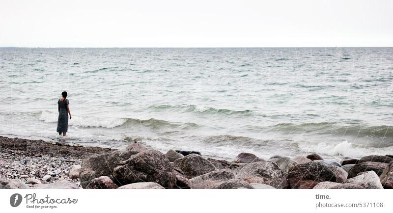 Die junge Frau und das Meer Ostsee Wellen Steine Strand Sand stehen schauen Wasser Küste Himmel Horizont Natur Landschaft Ferien & Urlaub & Reisen Erholung