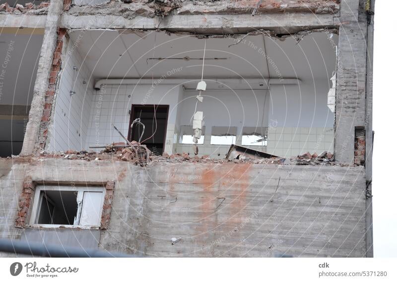 grau in grau | reif für den Abriss. trist Beton Architektur Wand Fassade Bauwerk Menschenleer Außenaufnahme Haus Gebäude Mauer Fenster Tag Hochhaus alt