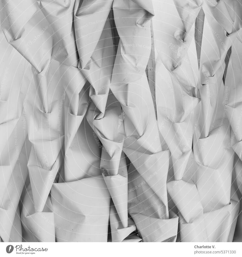 Mainfux | Faltenwurf Plane Schwarzweißfoto Abdeckung Schutz Strukturen & Formen Strukturen und Formen abstrakt Kunststoff Abdeckplane Detailaufnahme Muster