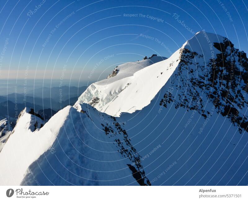 Gratwanderung Gipfel Berge u. Gebirge Landschaft Schneebedeckte Gipfel Hütte Berghütte Alpen Außenaufnahme Menschenleer Natur Farbfoto Felsen kalt Tag