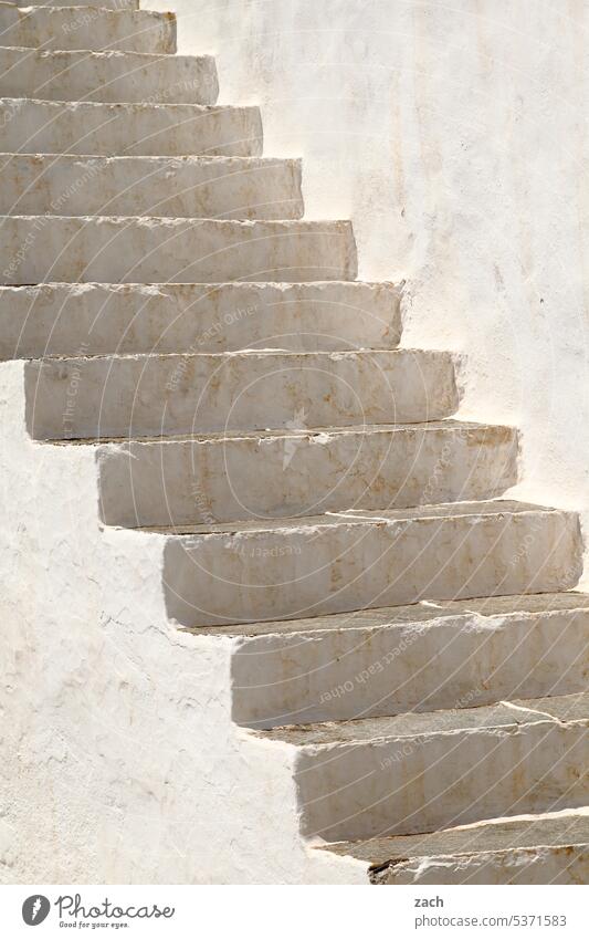 sozialer Aufstieg Treppe stufen Treppenstufen Stufen abwärts aufwärts Strukturen & Formen Architektur aufsteigen grau Gebäude Beton Abstieg Griechenland