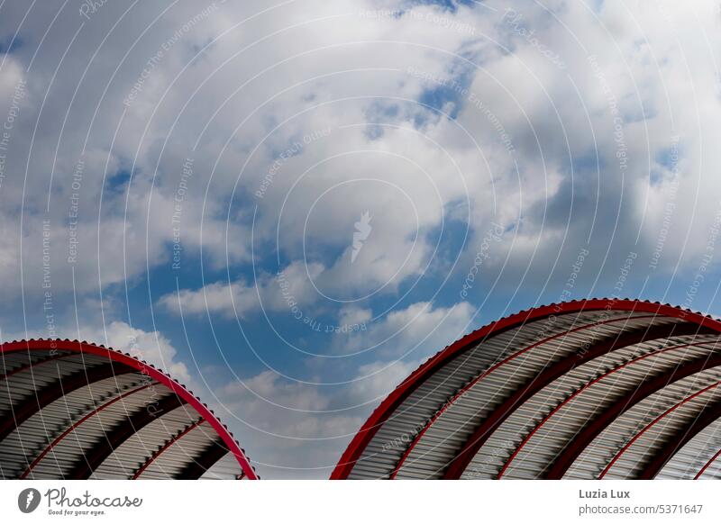 Autowaschplatz Selbstbedienung, Dächer leuchtend vor Sommerhimmel Autowäsche Autowaschanlage Dach rot weiß gestreift Kontrast blau Himmel Wolken wolkig