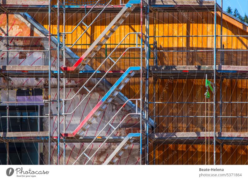 Ästhetik einer Baustelle Treppe Gerüst Baugerüst Fassade Sanieren Gebäude Renovieren Haus Modernisierung Wandel & Veränderung Bauwerk Sicherheit Holzfassade