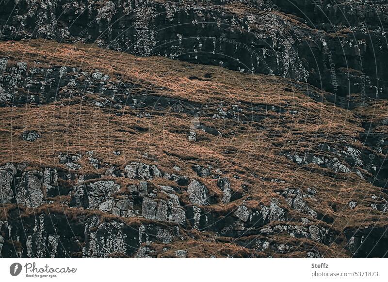 bewachsener Felshügel auf der Färöer Insel Streymoy Hügelseite Felsen Färöer Inseln Färöerinseln Basalt Felsformation basaltisch uralt Färöer-Inseln