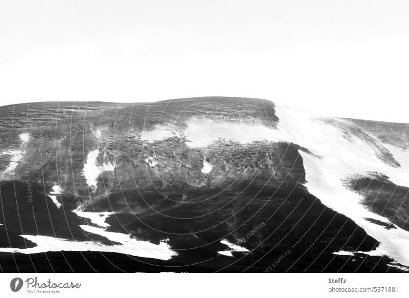 ein Berg mit Schneeresten auf dem Kraflagebiet auf Island Nordisland melancholisch Melancholie Ruhe verträumt Norden Islandreise vulkanisch Einsamkeit einsam