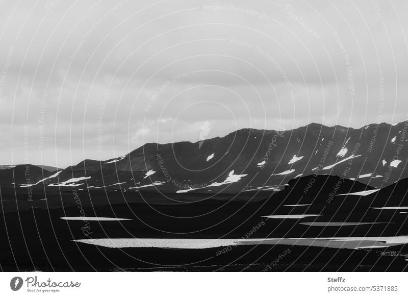 geheimnisvolle Berge und Hügel auf dem  Kraflagebiet auf Island Nordisland Mondlandschaft mysteriös ruhig Ruhe Islandreise Hügellandschaft hügelig schwarz