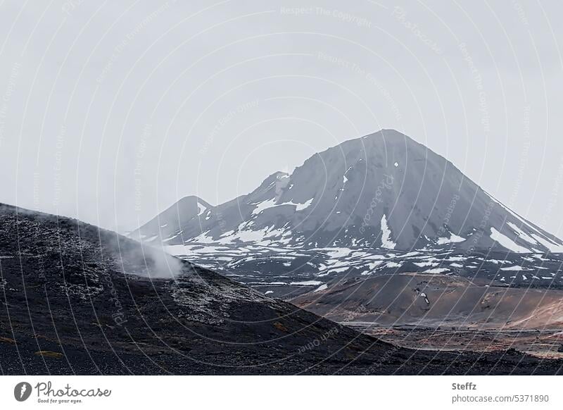Lavalandschaft bei dem Vulkansystem Krafla mit Tuffvulkan Hverfjall auf Island vulkanisch Hverfell Mondlandschaft Vulkangebiet Tuffring Vulkane Lavafelder