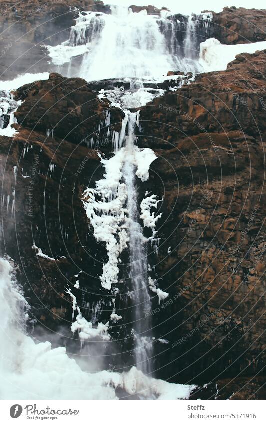 Wasserfall mit abstrakten Eisformen auf Island isländisch eingefroren Frost eisig kalt eiskalt bizarr Formen frieren frierend frostig vereist weiß vereisen