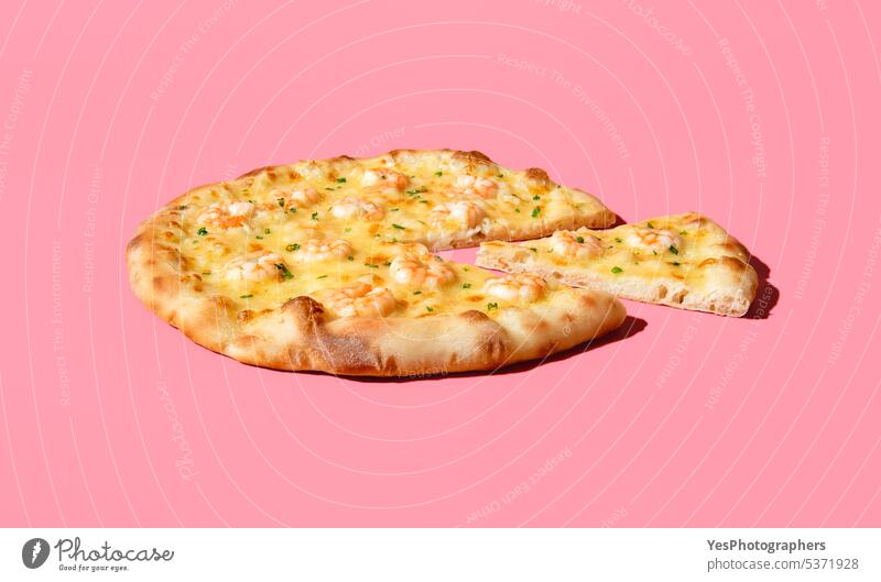 Pizza mit Krabben isoliert auf einem rosa Hintergrund. Hausgemachte Meeresfrüchte-Pizza gebacken hell Käse abschließen Farbe gekocht Textfreiraum Kruste Küche