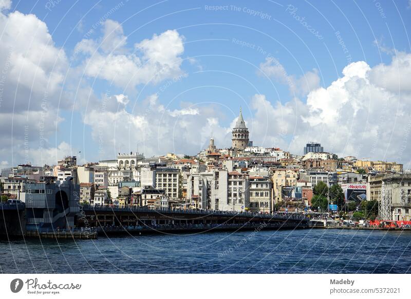 Blick von der Galatabrücke im Sommer bei Sonnenschein mit blauem Himmel und weißen Wolken Richtung Galataturm im Stadtteil Beyoglu in Istanbul am Bosporus und am Goldenen Horn in der Türkei