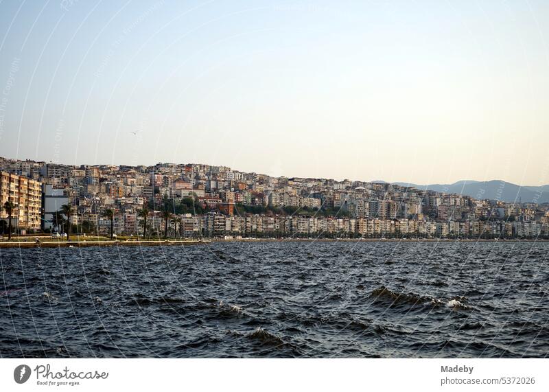 Blick von der Anlegestelle im Stadtteil Konak auf die Bucht von Izmir und die Küste mit den Bergen im Sommer bei Sonnenschein am Ägäischen Meer in der Türkei