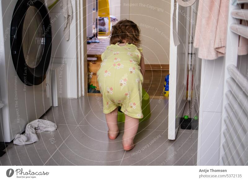 Kleinkind holt Töpfchen aus dem Badezimmer montessori Alltagsfotografie dokumentarisch Kind unordentlich