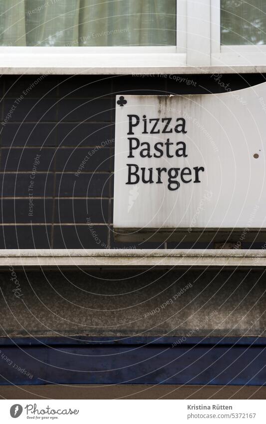 pizza pasta burger schild leuchtreklame restaurant kneipe lokal gaststätte fassade außenwerbung werbeschild gebäude architektur patina
