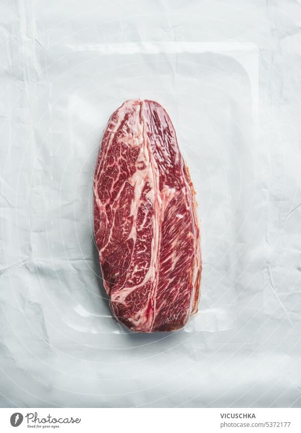 Exzellent marmoriertes rohes Rindersteak in einer Vakuum-Plastikverpackung, Ansicht von oben Rindfleisch Steak Kunststoff Verpackung Ausgezeichnet Draufsicht