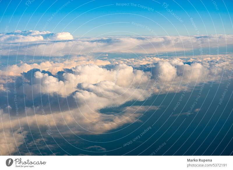 Blick über die Wolken aus dem Flugzeug über Wolken Air Wolkenlandschaft wolkig Atmosphäre Hintergrund Schönheit blau Fliege Freiheit Himmel (Jenseits) hoch