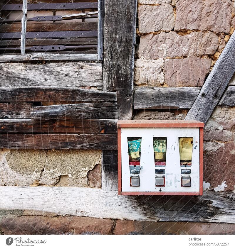 Groschengrab | wo früher das Taschengeld landete Kaugummi Automat Kaugummiautomat Nostalgie Kindheit Wand Fachwerk Süßwaren Mauer retro alt Erinnerung