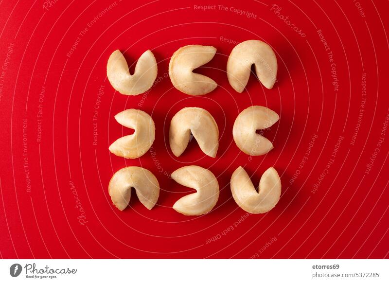 Traditionelle Glückskekse auf rotem Hintergrund asiatisch Bäckerei blanko Chinesisch Nahaufnahme Konzept Cookies Knusprig Kultur Dessert leer Lebensmittel