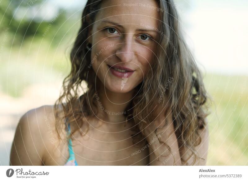 direktes Portrait einer jungen, schönen, brünetten, lächelnden Frau im Bikini am Strand warm sommerlich schönes wetter Sommer Pflanzen Nähe Tag Ruhe