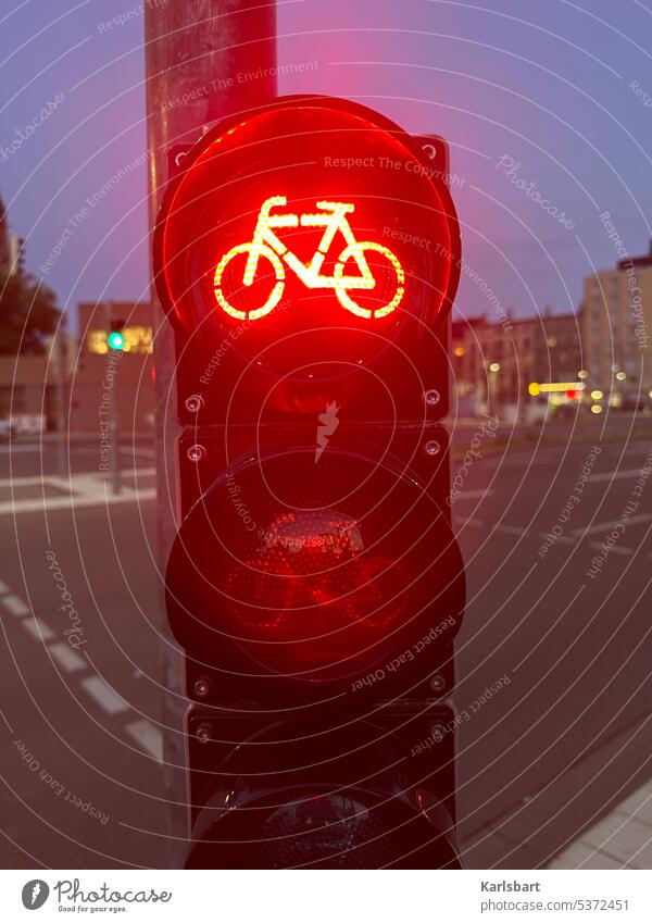 Roteln oder mit dem Fahrrad über eine rote Ampel fahren Fahrradfahren Verkehrsmittel Straßenverkehr Stadt Verkehrswege Verkehrsschild Sicherheit warten