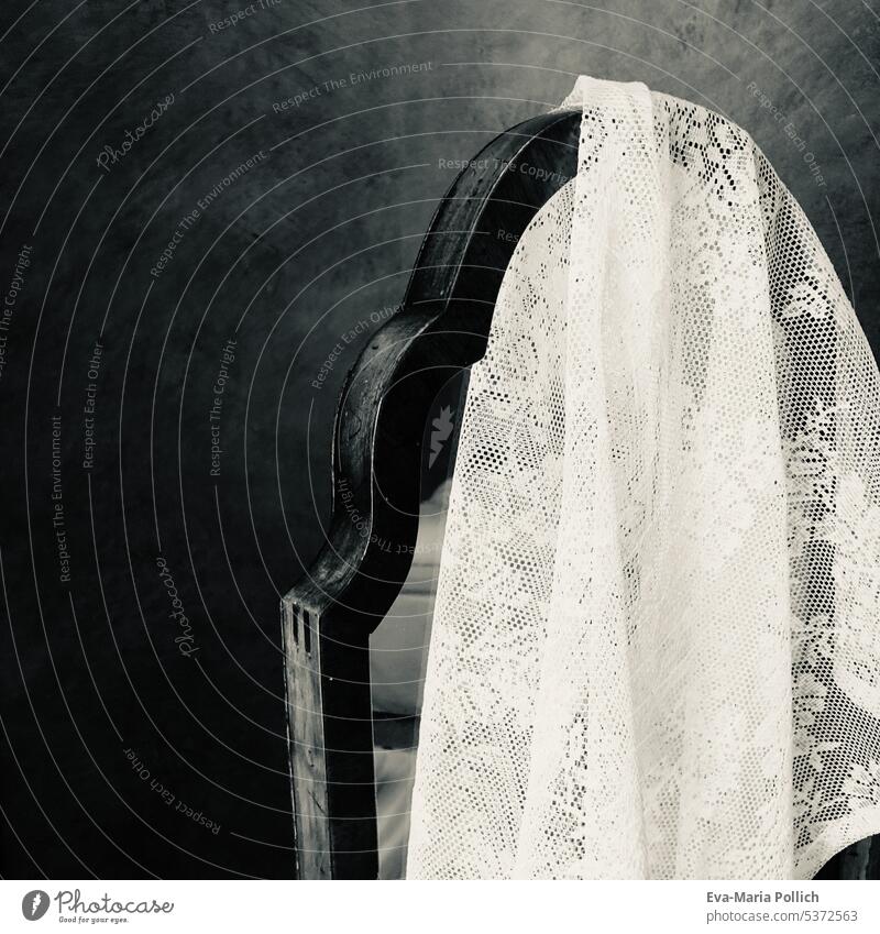 weißer Spitzenschleier über einem alten Holzspiegel und dunklem Hintergrund Vorbereitung details Detailaufnahme schwarzweiß grau elegant Hochzeit Glück festlich