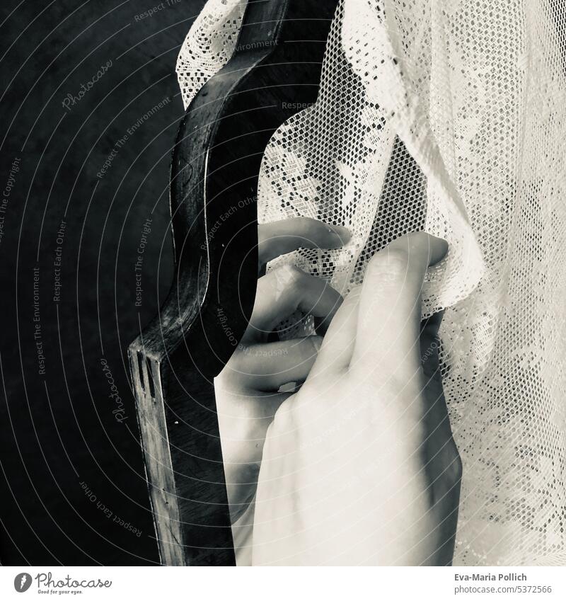 eine Hand die einen weißen Spitzenschleier von einem Spiegel zieht Schwarzweißfoto graue Farbe Spiegelbild feminin Spiegelung Rahmen Reflexion & Spiegelung