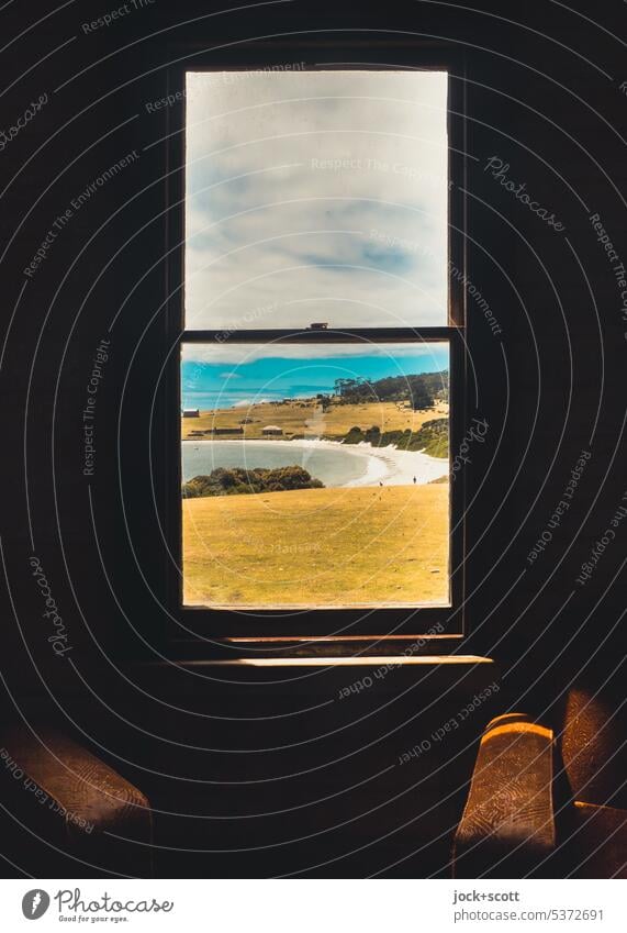 Sonnige Aussicht auf das Ende der Welt Ruby Hunt's Cottage Wohnzimmer Fenster Fensterblick Lifestyle Lichteinfall Schatten Tasmanien Stil Wolken Meer Einsamkeit
